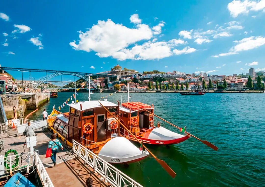 Olive oil and wine tasting at a family quinta on the half-day Douro Valley winery and Pinhão cruise tour from Porto
